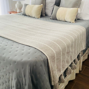 Mantas tipo pieceras con borlas