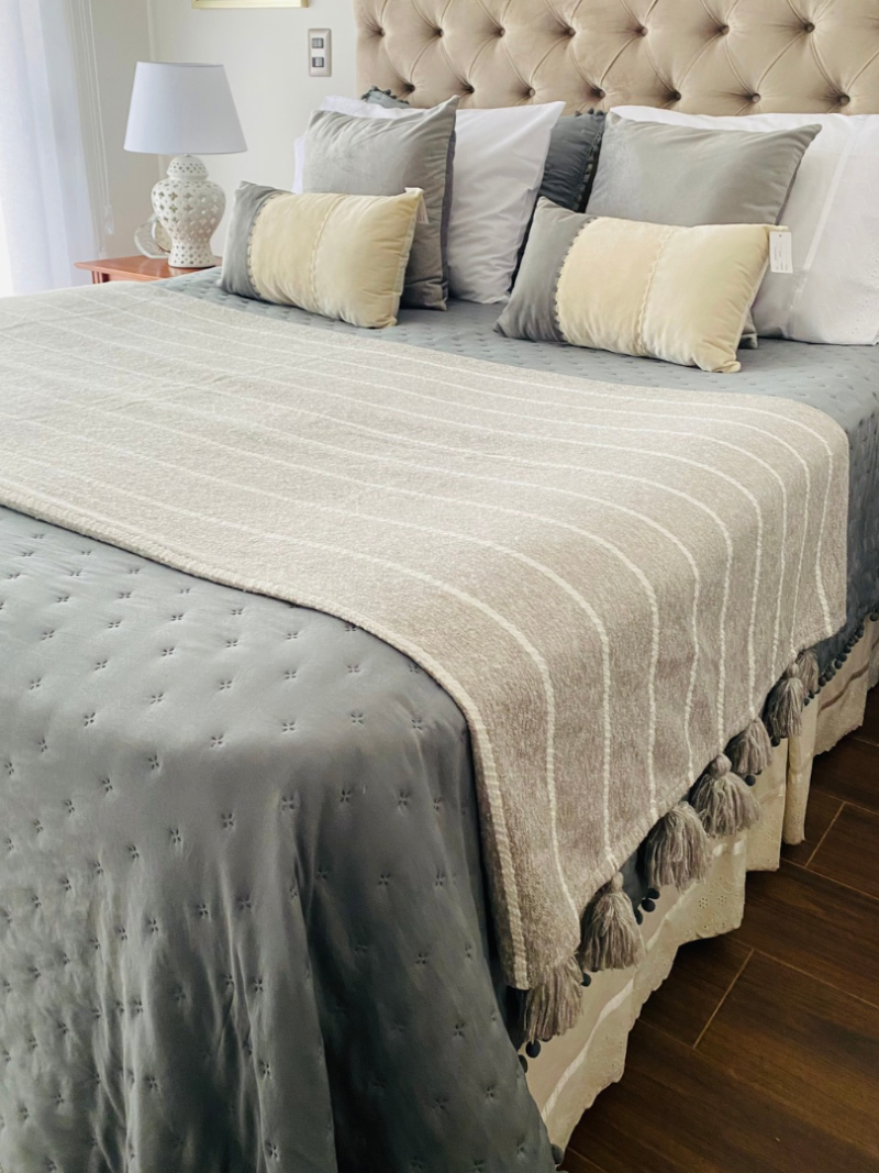 Mantas tipo pieceras con borlas