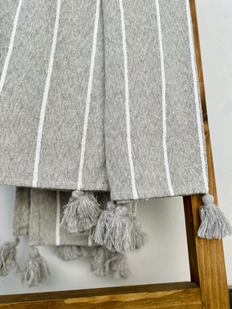 Mantas tipo pieceras con borlas