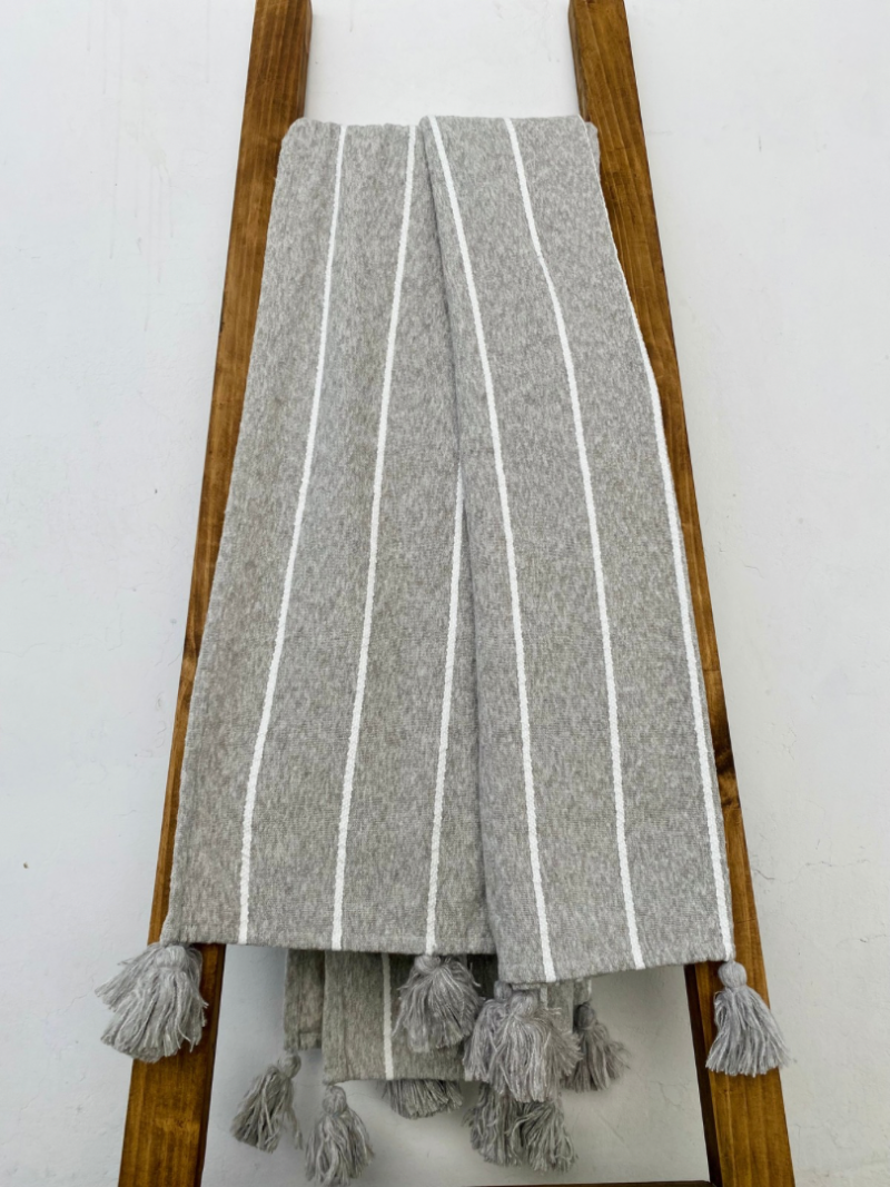 Mantas tipo pieceras con borlas