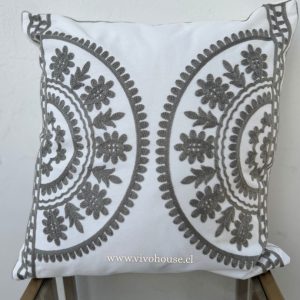 Sin-titulo-810-x-1080-px-16.jpg Funda bordada Aurora