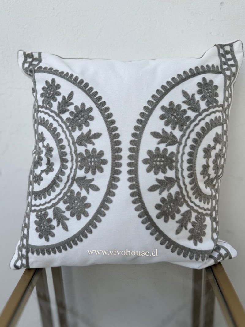 Sin-titulo-810-x-1080-px-16.jpg Funda bordada Aurora