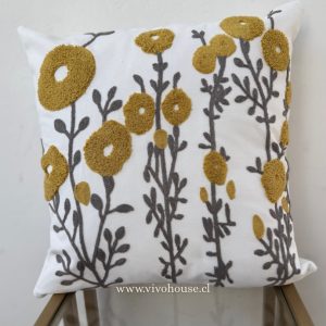 Sin-titulo-810-x-1080-px-8-1.jpg Funda bordada Miel